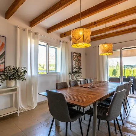 Villa Spacious For 10 With Private Pool