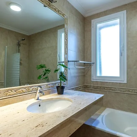 Spacious For 10 With Private Pool *