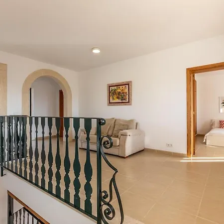 Spacious For 10 With Private Pool