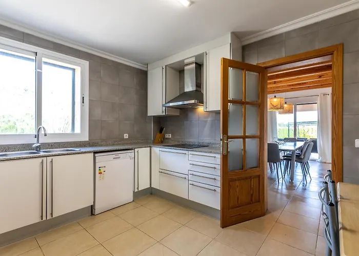 Villa Spacious For 10 With Private Pool