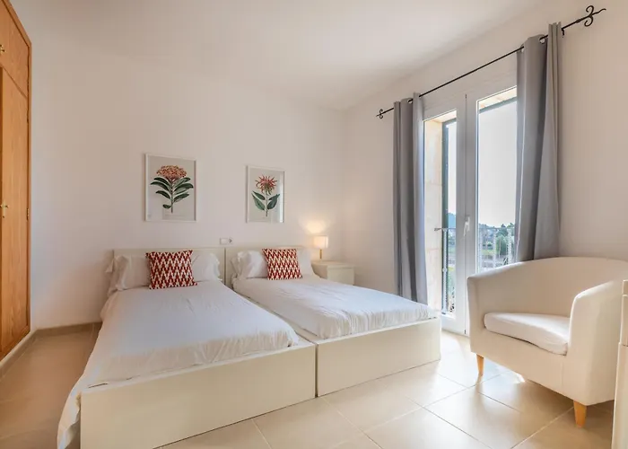 Spacious For 10 With Private Pool