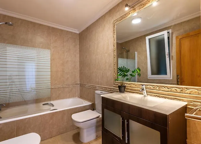 Spacious For 10 With Private Pool *