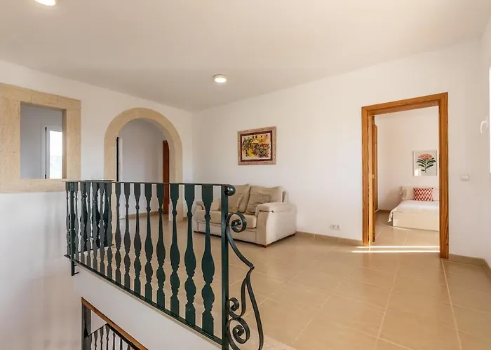 Spacious For 10 With Private Pool