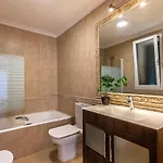 Spacious For 10 With Private Pool *