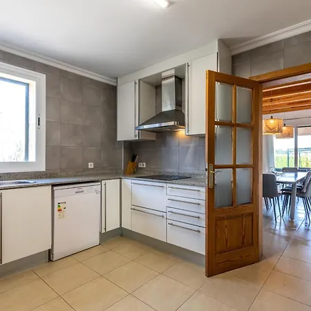 Villa Spacious For 10 With Private Pool