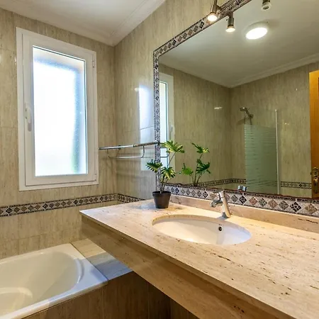 Villa Spacious For 10 With Private Pool *