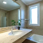 Spacious For 10 With Private Pool *