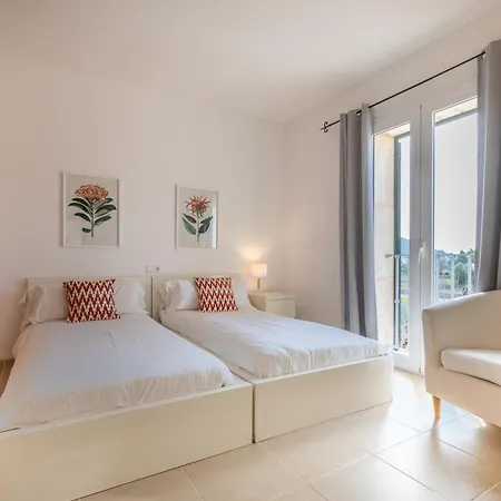 Spacious For 10 With Private Pool