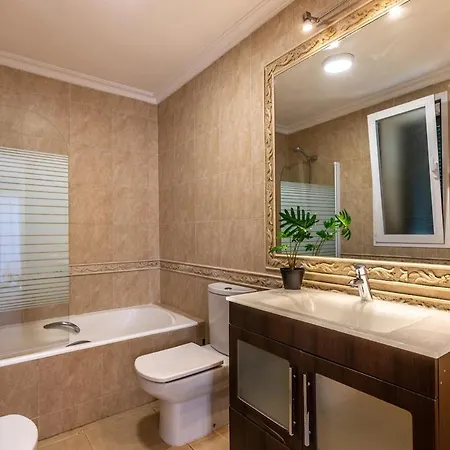 Spacious For 10 With Private Pool *