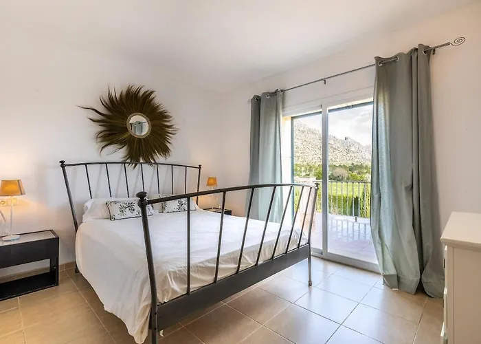 Spacious For 10 With Private Pool