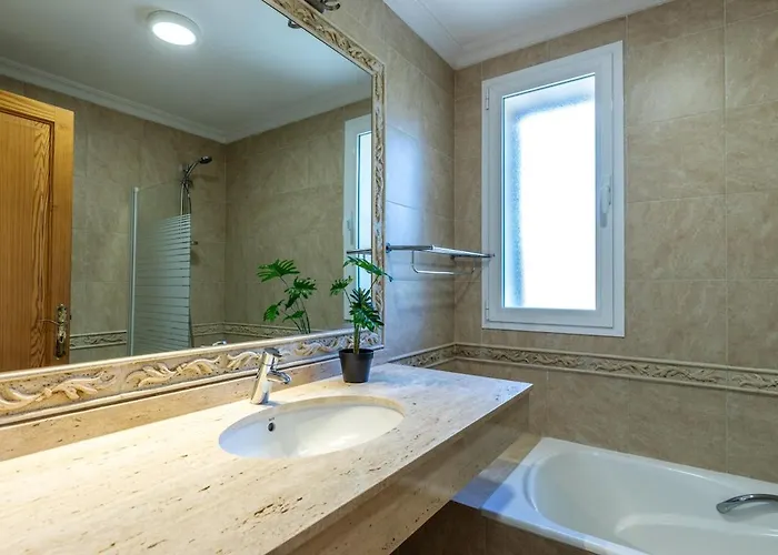 Spacious For 10 With Private Pool *